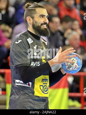 Torrelavega, Spanien. 04 Jan, 2020. Torrelavega, Spanien: Die spanische Spieler Jorge Maqueda (5) mit der Kugel während des zweiten Tages der XLV internationalen Turnier von Spanien 2020 zwischen Spanien und Polen mit einer spanischen Sieg von 35-31 an der Vicente Trueba Pavillon in Torrelavega, Spanien am 4. Januar 2020. (Foto von Alberto Brevers/Pacific Press) Quelle: Pacific Press Agency/Alamy leben Nachrichten Stockfoto