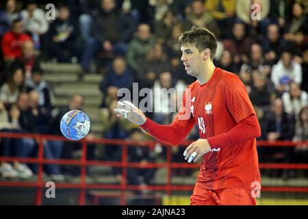 Torrelavega, Spanien. 04 Jan, 2020. Torrelavega, SPANIEN: Polnische Spieler Piotr Chrapkowski (49) den Ball dribbelt während des zweiten Tages der XLV internationalen Turnier von Spanien 2020 zwischen Spanien und Polen mit einer spanischen Sieg 35-31 an der Vicente Trueba Pavillon in Torrelavega, Spanien am 4. Januar 2020. (Foto von Alberto Brevers/Pacific Press) Quelle: Pacific Press Agency/Alamy leben Nachrichten Stockfoto