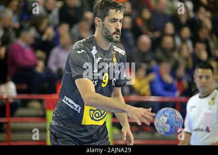 Torrelavega, Spanien. 04 Jan, 2020. Torrelavega, Spanien: Die spanische Spieler Raúl Entrerrios (9) den Ball dribbelt während des zweiten Tages der XLV internationalen Turnier von Spanien 2020 zwischen Spanien und Polen mit einer spanischen Sieg 35-31 an der Vicente Trueba Pavillon in Torrelavega, Spanien am 4. Januar 2020. (Foto von Alberto Brevers/Pacific Press) Quelle: Pacific Press Agency/Alamy leben Nachrichten Stockfoto