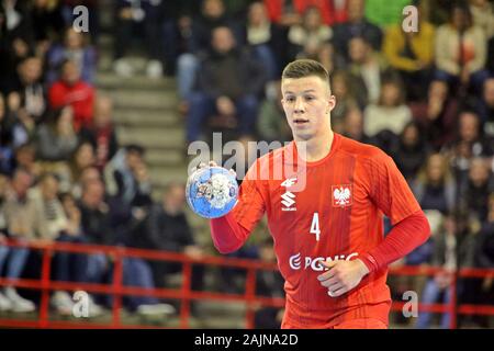 Torrelavega, Spanien. 04 Jan, 2020. Torrelavega, SPANIEN: Polnische Spieler Michaz Olejniczak (4) mit der Kugel während des zweiten Tages der XLV internationalen Turnier von Spanien 2020 zwischen Spanien und Polen mit einer spanischen Sieg 35-31 an der Vicente Trueba Pavillon in Torrelavega, Spanien am 4. Januar 2020. (Foto von Alberto Brevers/Pacific Press) Quelle: Pacific Press Agency/Alamy leben Nachrichten Stockfoto