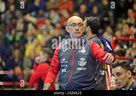 Torrelavega, Spanien. 04 Jan, 2020. Torrelavega, SPANIEN: Der spanische Trainer Jordi Ribera gibt Hinweise während des zweiten Tages der XLV internationalen Turnier von Spanien 2020 zwischen Spanien und Polen mit einer spanischen Sieg 35-31 an der Vicente Trueba Pavillon in Torrelavega, Spanien am 4. Januar 2020. (Foto von Alberto Brevers/Pacific Press) Quelle: Pacific Press Agency/Alamy leben Nachrichten Stockfoto