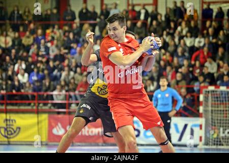 Torrelavega, Spanien. 04 Jan, 2020. Torrelavega, SPANIEN: Polnische Spieler Szymon Sisko (9) verteidigt den Ball während des zweiten Tages der XLV internationalen Turnier von Spanien 2020 zwischen Spanien und Polen mit einer spanischen Sieg von 35-31 an der Vicente Trueba Pavillon in Torrelavega, Spanien am 4. Januar 2020. (Foto von Alberto Brevers/Pacific Press) Quelle: Pacific Press Agency/Alamy leben Nachrichten Stockfoto