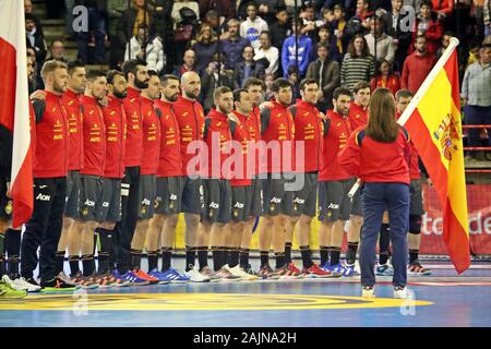 Torrelavega, Spanien. 04 Jan, 2020. Torrelavega, Spanien: Die spanische Mannschaft hört die Nationalhymne während des zweiten Tages der XLV internationalen Turnier von Spanien 2020 zwischen Spanien und Polen mit einer spanischen Sieg 35-31 an der Vicente Trueba Pavillon in Torrelavega, Spanien am 4. Januar 2020. (Foto von Alberto Brevers/Pacific Press) Quelle: Pacific Press Agency/Alamy leben Nachrichten Stockfoto