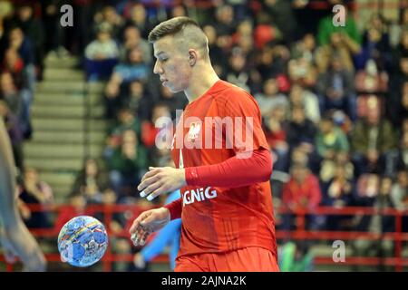 Torrelavega, Spanien. 04 Jan, 2020. Torrelavega, SPANIEN: Polnische Spieler Michaz Olejniczak (4) mit der Kugel während des zweiten Tages der XLV internationalen Turnier von Spanien 2020 zwischen Spanien und Polen mit einer spanischen Sieg 35-31 an der Vicente Trueba Pavillon in Torrelavega, Spanien am 4. Januar 2020. (Foto von Alberto Brevers/Pacific Press) Quelle: Pacific Press Agency/Alamy leben Nachrichten Stockfoto