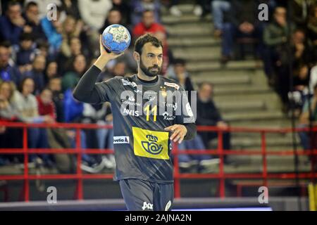 Torrelavega, Spanien. 04 Jan, 2020. Torrelavega, Spanien: Die spanische Spieler Daniel Sarmiento (11) mit der Kugel während des zweiten Tages der XLV internationalen Turnier von Spanien 2020 zwischen Spanien und Polen mit einer spanischen Sieg 35-31 im Vicente Trueba Pavillon in Torrelavega, Spanien am 4. Januar 2020. (Foto von Alberto Brevers/Pacific Press) Quelle: Pacific Press Agency/Alamy leben Nachrichten Stockfoto