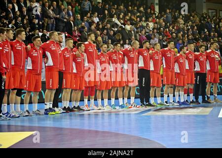 Torrelavega, Spanien. 04 Jan, 2020. Torrelavega, SPANIEN: Die polnische Nationalmannschaft hört die Nationalhymne während des zweiten Tages der XLV internationalen Turnier von Spanien 2020 zwischen Spanien und Polen mit einer spanischen Sieg 35-31 an der Vicente Trueba Pavillon in Torrelavega, Spanien am 4. Januar 2020. (Foto von Alberto Brevers/Pacific Press) Quelle: Pacific Press Agency/Alamy leben Nachrichten Stockfoto