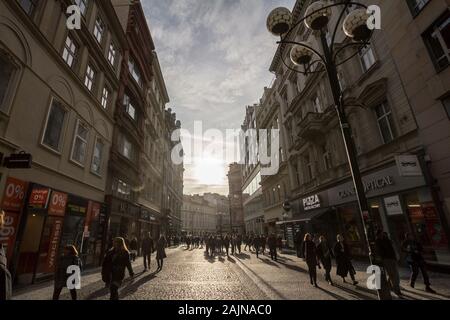 Prag, Tschechien - NOVEMBER 2, 2019: Na Prikope Straße, in der Innenstadt von Prag, mit Fußgängern, Shopper und Touristen, an Geschäften vorbeigehen. Es ist o Stockfoto