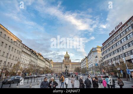 Prag, Tschechien - NOVEMBER 2, 2019: Touristen vorbei und stehen auf Vaclaske Namesti, oder dem Wenzelsplatz, dem Nationalmuseum (Narodni Muzeu Stockfoto