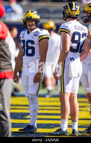 Orlando, Florida, USA. 1 Jan, 2020. Michigan festes Ende Ramsey Baty (36) und Michigan Kicker/punter Karl Kerska (92) das Spiel während der Vrbo Citrus Bowl spiel action zwischen den Michigan Wolverines und die Alabama Crimson Tide am Camping World Stadion in Orlando, Florida, zu betrachten. Mat Gdowski/CSM/Alamy leben Nachrichten Stockfoto