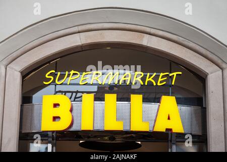 Prag, Tschechien - NOVEMBER 1, 2019: Billa Supermarkt Logo Vor Ihren lokalen Speicher in Prag. Pare von Rewe International, Billa Supermarkt ist ein Stockfoto