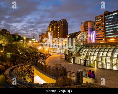 Taipei, 28.November: Nachtansicht der Daan Forest Park U-Bahn Station am 28.November 2013 in Taipei, Taiwan Stockfoto