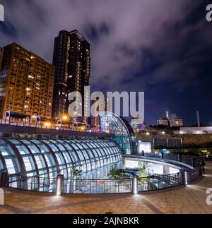 Taipei, 28.November: Nachtansicht der Daan Forest Park U-Bahn Station am 28.November 2013 in Taipei, Taiwan Stockfoto