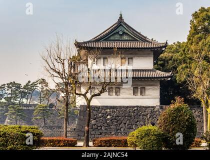 Guard tower über Graben durch Kikyomon Gate in Tokyo im Imperial Palace Japan Stockfoto