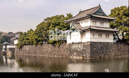 Guard tower über Graben durch Kikyomon Gate in Tokyo im Imperial Palace Japan Stockfoto