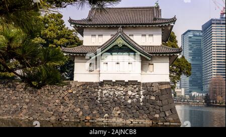 Guard tower über Graben durch Kikyomon Gate in Tokyo im Imperial Palace Japan Stockfoto