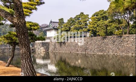 Guard tower über Graben durch Kikyomon Gate in Tokyo im Imperial Palace Japan Stockfoto