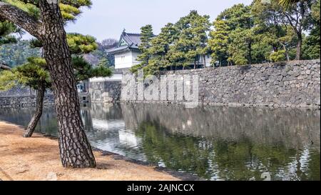 Guard tower über Graben durch Kikyomon Gate in Tokyo im Imperial Palace Japan Stockfoto