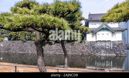 Guard tower über Graben durch Kikyomon Gate in Tokyo im Imperial Palace Japan Stockfoto