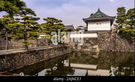 Guard tower über Graben durch Kikyomon Gate in Tokyo im Imperial Palace Japan Stockfoto