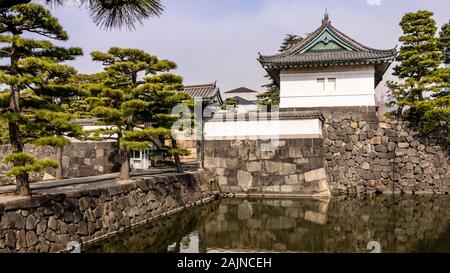 Guard tower über Graben durch Kikyomon Gate in Tokyo im Imperial Palace Japan Stockfoto