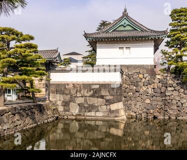 Guard tower über Graben durch Kikyomon Gate in Tokyo im Imperial Palace Japan Stockfoto