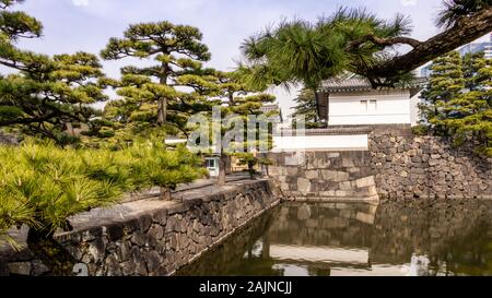 Guard tower über Graben durch Kikyomon Gate in Tokyo im Imperial Palace Japan Stockfoto