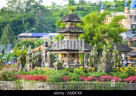 Nahaufnahme des Pura Ulun Danu Beratan, oder Pura Bratan. Die tempelanlage liegt am Ufer des Lake Bratan entfernt. Stockfoto