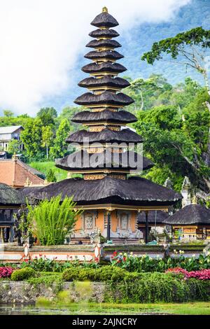 Nahaufnahme des Pura Ulun Danu Beratan, oder Pura Bratan. Die tempelanlage liegt am Ufer des Lake Bratan entfernt. Stockfoto