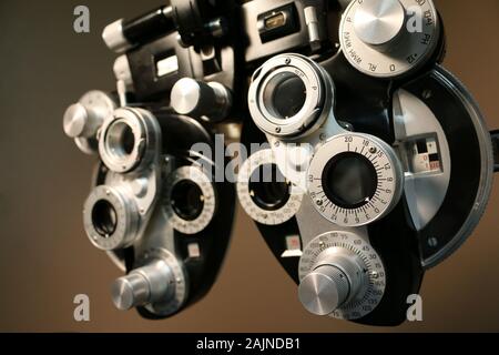 Schließen Sie die Ansicht der Phoropter-Diale für Augenuntersuchung Optometriegeräte Stockfoto