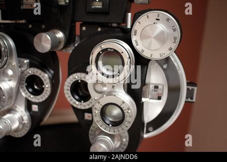 Schließen Sie die Ansicht der Phoropter-Diale für Augenuntersuchung Optometriegeräte Stockfoto