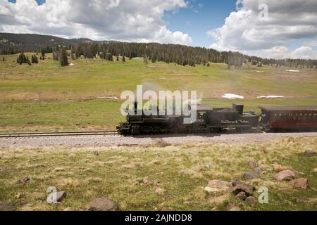 CO 00150-00... COLORADO - Die Cumbres und Toltec Scenic Railroad 3 ft Schmalspurbahn Erbe Eisenbahn durch ein Becken auf seine 64 Kilometer lange Reise b Stockfoto