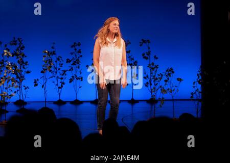 Die Besetzung der Liebe Evan Hansen feiert ihren dritten Jahr am Broadway an der Music Box Theatre - Curtain Call. Mit: Jessica Phillips Wo: New York, New York, United States Wann: 05 Dec 2019 Credit: Joseph Marzullo/WENN.com Stockfoto