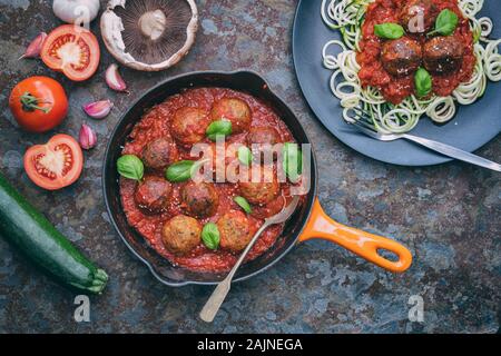 Vegane Frikadellen mit spiralised Zucchini. Auf pflanzlicher Basis Fleisch freie Alternative Stockfoto