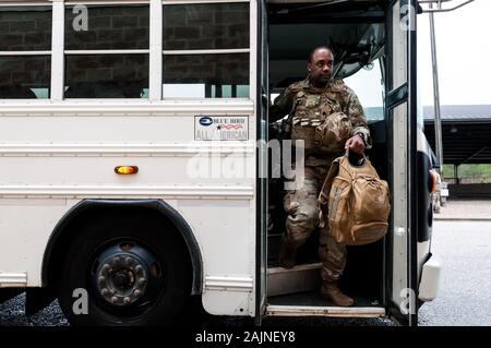 Papst Army Airfield, NC, USA. Am 4. Januar, 2020. Jan. 4, 2020 - PAPST Army Airfield, N.C., USA - der US-Armee fallschirmjäger von der 1. Brigade Combat Team, 82nd Airborne Division, Bereitstellung von Papst Army Airfield, North Carolina. Die 'All American Division" "Immediate Response Force (IRF), Fort Bragg, N.C. basiert, für die Bereitstellung des US Central Command Bereich der Operationen als Reaktion auf die erhöhte Bedrohung gegen den US-Personal und Einrichtungen in der Region mobilisiert. Credit: ZUMA Press, Inc./Alamy leben Nachrichten Stockfoto