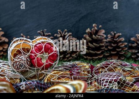 Silber Form Geschenkbox mit der Frucht ist wohlriechend und erfrischend auf Gras Hintergrund, Valentinstag Hintergrund konzept mit Platz für Ihre kopieren Stockfoto