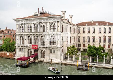 Venedig, Italien, 21. MAI 2019: Erhöhte Blick über den Canal Grande mit Blick auf das historische Casino von Venedig an einem bewölkten Frühling. Stockfoto