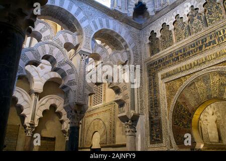 Cordoba Spanien, Bögen und islamisch geschnitzte Dekoration und Bögen in der Moschee-Kathedrale von Cordoba Stockfoto