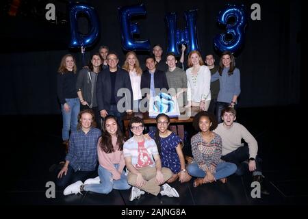 Die Besetzung der Liebe Evan Hansen feiert ihren dritten Jahr am Broadway an der Music Box Theatre - Backstage. Mit: Guss, kreativen Team, Wo: New York, New York, United States Wann: 05 Dec 2019 Credit: Joseph Marzullo/WENN.com Stockfoto