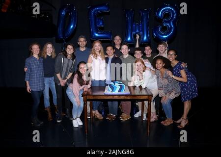 Die Besetzung der Liebe Evan Hansen feiert ihren dritten Jahr am Broadway an der Music Box Theatre - Backstage. Mit: Cast Wo: New York, New York, United States Wann: 05 Dec 2019 Credit: Joseph Marzullo/WENN.com Stockfoto