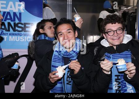 Die Besetzung der Liebe Evan Hansen feiert ihren dritten Jahr am Broadway an der Music Box Theatre - Backstage. Mit: Zachary Noah, Riser, Jared Goldschmied Wo: New York, New York, United States Wann: 05 Dec 2019 Credit: Joseph Marzullo/WENN.com Stockfoto