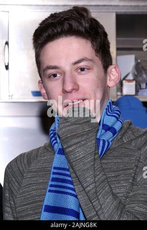 Die Besetzung der Liebe Evan Hansen feiert ihren dritten Jahr am Broadway an der Music Box Theatre - Backstage. Mit: Andreas Barth Feldman Wo: New York, New York, United States Wann: 05 Dec 2019 Credit: Joseph Marzullo/WENN.com Stockfoto