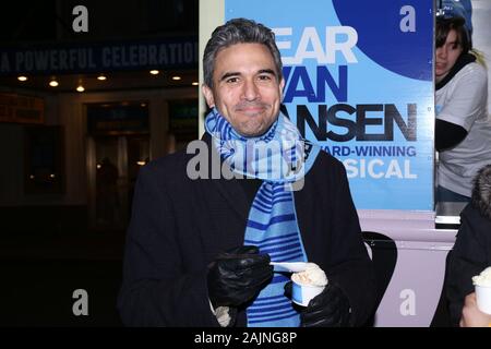 Die Besetzung der Liebe Evan Hansen feiert ihren dritten Jahr am Broadway an der Music Box Theatre - Backstage. Mit: Ivan Hernandez Wo: New York, New York, United States Wann: 05 Dec 2019 Credit: Joseph Marzullo/WENN.com Stockfoto