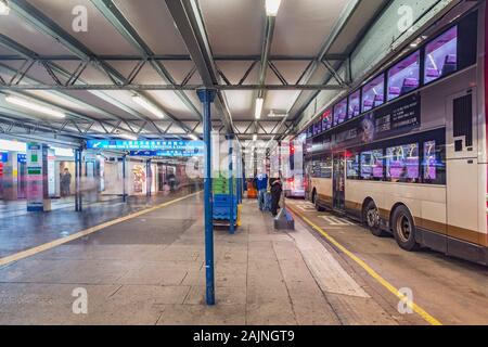 Kowloon, Hong Kong - 11. Dezember 2016: Busse stehen durch die Plattformen vor der Abreise. Stockfoto