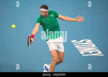 Sydney, Australien. 5 Jan, 2020. Grigor Dimitrov Bulgarien hits eine Rückkehr zu Radu Albot der Republik Moldau beim ATP-Cup Gruppe C Spiel in Sydney, Australien, am Jan. 5, 2020. Credit: Zhu Hongye/Xinhua/Alamy leben Nachrichten Stockfoto