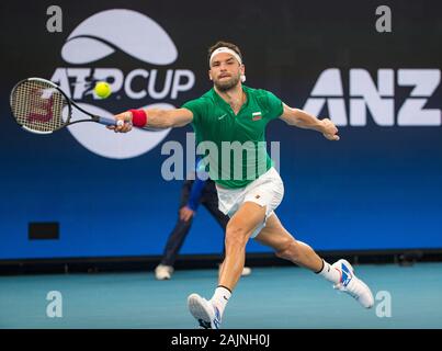 Sydney, Australien. 5 Jan, 2020. Grigor Dimitrov Bulgarien hits eine Rückkehr zu Radu Albot der Republik Moldau beim ATP-Cup Gruppe C Spiel in Sydney, Australien, am Jan. 5, 2020. Credit: Zhu Hongye/Xinhua/Alamy leben Nachrichten Stockfoto