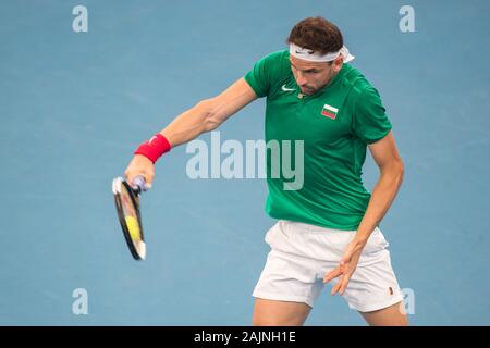 Sydney, Australien. 5 Jan, 2020. Grigor Dimitrov Bulgarien hits eine Rückkehr zu Radu Albot der Republik Moldau beim ATP-Cup Gruppe C Spiel in Sydney, Australien, am Jan. 5, 2020. Credit: Zhu Hongye/Xinhua/Alamy leben Nachrichten Stockfoto