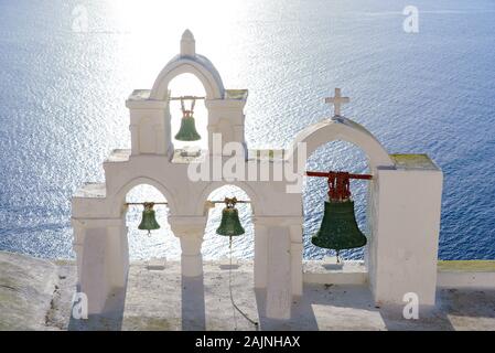 Glockenturm in Oia, Santorini, Griechenland Stockfoto
