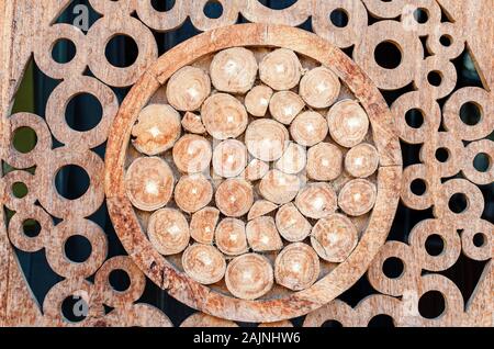 Holz- Hintergrund aus runden hölzernen Stücke. Dekorative Elemente für die Innenarchitektur. Stockfoto