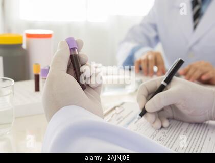 Arzt hält eine Flasche Blutprobe im Labor Wissenschaft und medizinische Konzept Stockfoto