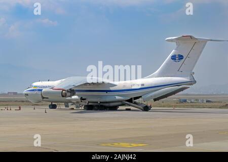 Cargo Aircraft Ilyushin IL 76-TD gemacht im Werk Yuzhmash, Kharkov auf der Plattform des Flughafens. Georgien, Tiflis, 2019-04-10 Stockfoto